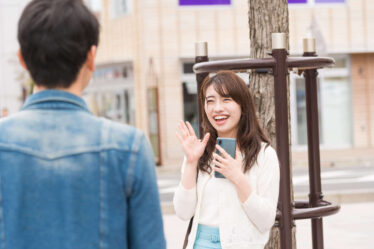 手を振る女性