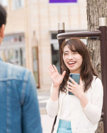 手を振る女性